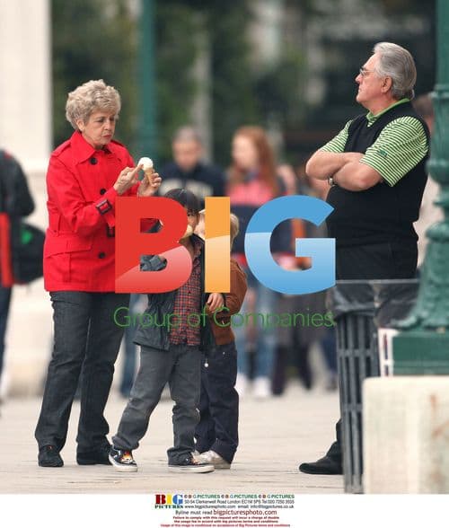Bill and Jane Pitt with grandkids in Venice