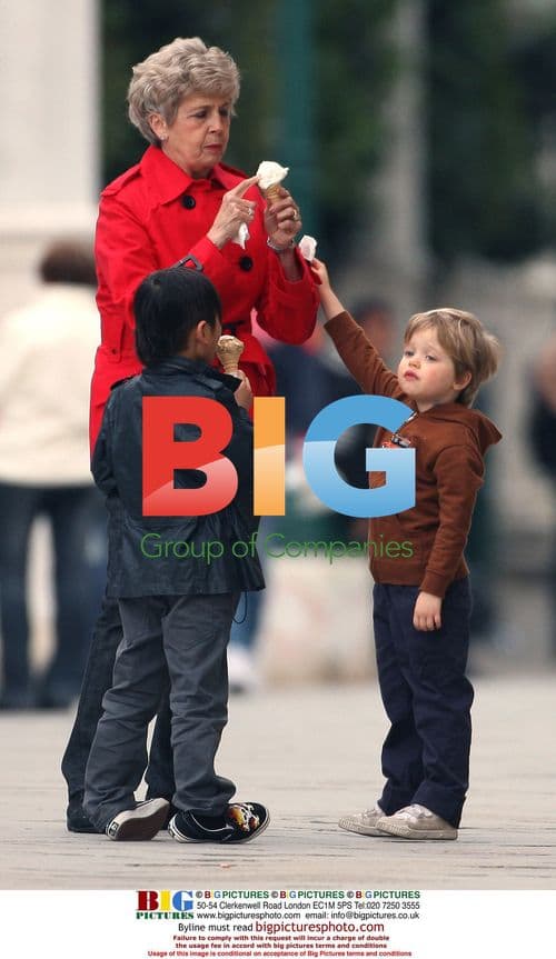 Bill and Jane Pitt with grandchildren in Venice