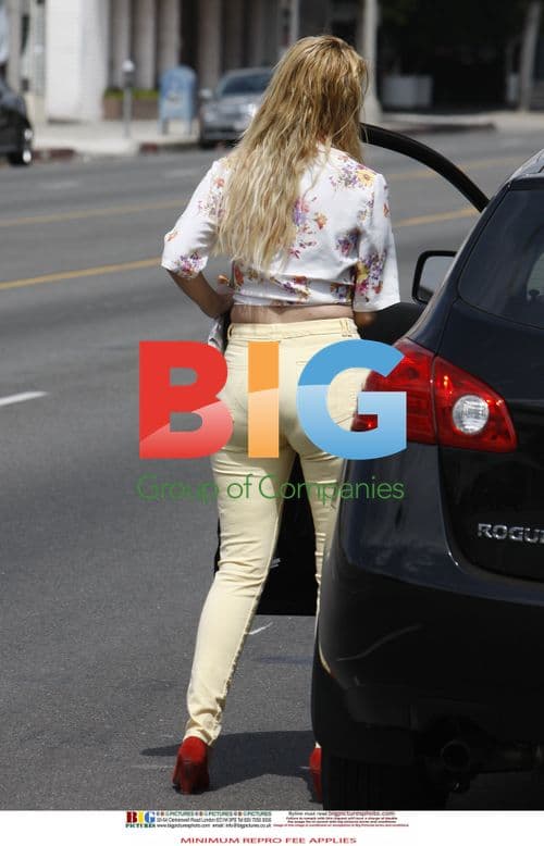 Mischa Barton Spotted at Starbucks