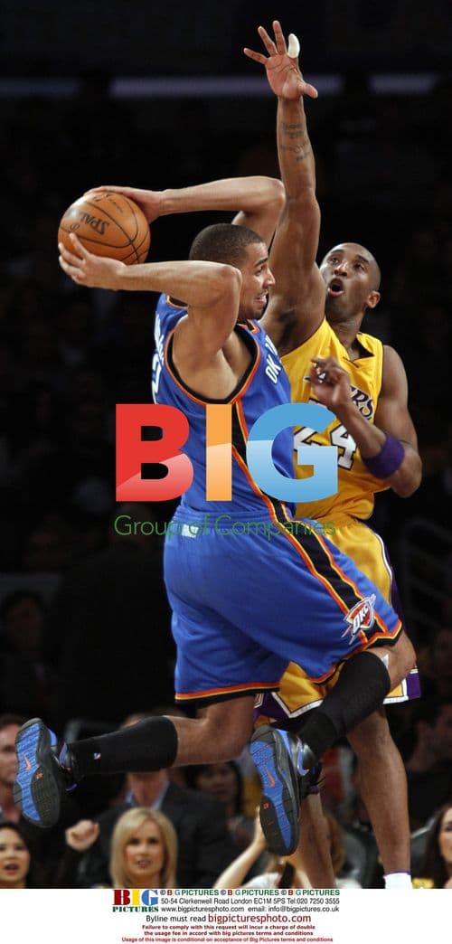 Kobe Bryant defends against Thabo Sefolosha