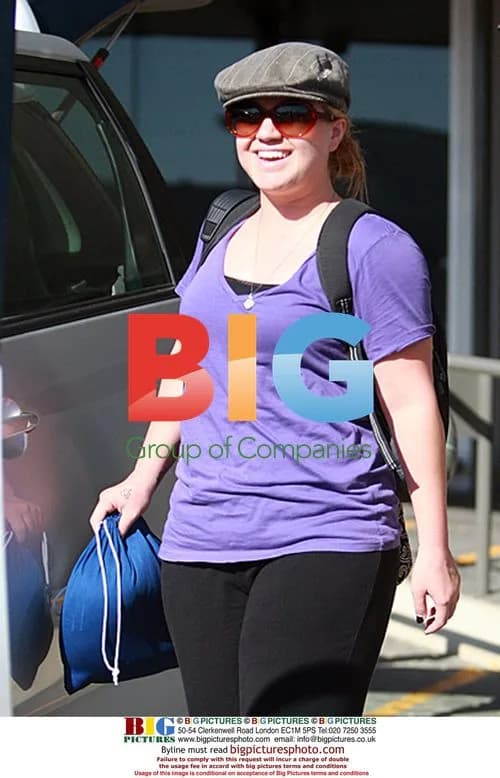 Kelly Clarkson Arrives in Perth with Family