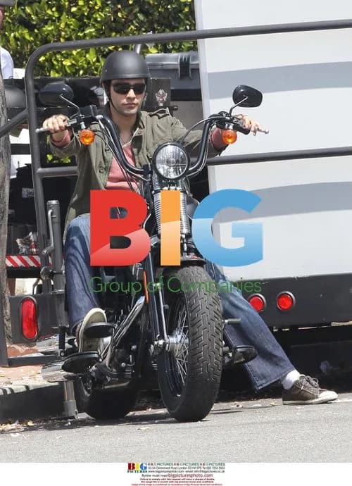 Adrian Grenier on 'Entourage' Set