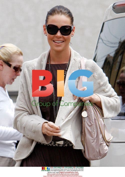 Katherine Heigl Gets Manicure in Los Feliz