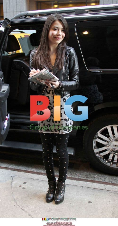 Miranda Cosgrove Signing Autographs
