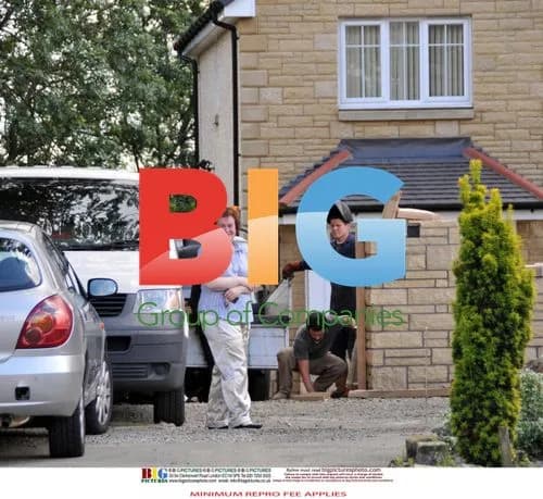 Susan Boyle Poses with Workmen