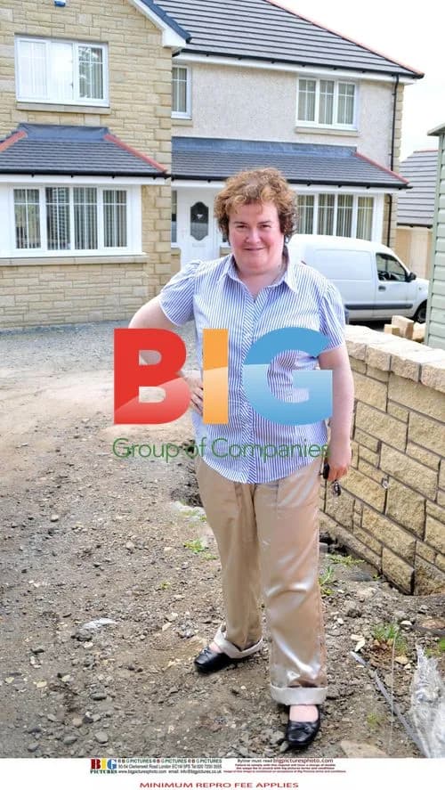 Susan Boyle Poses with Workmen