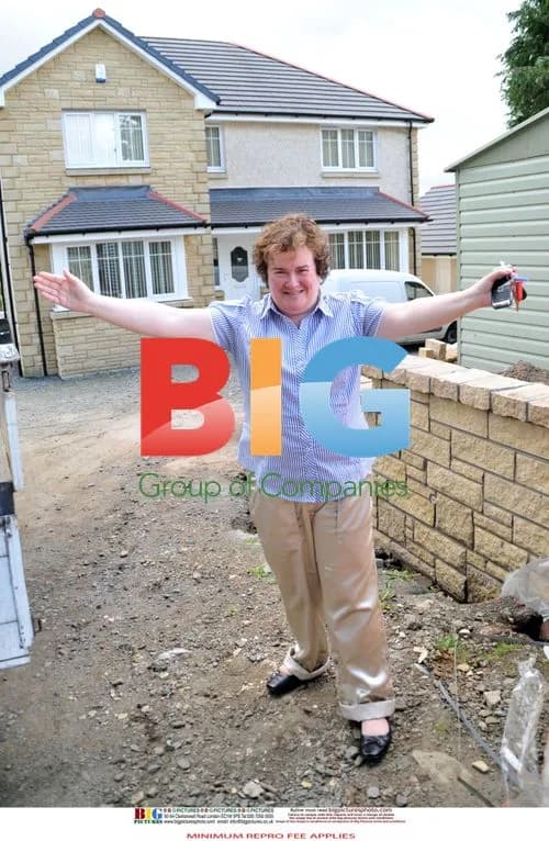 Susan Boyle Poses with Workmen
