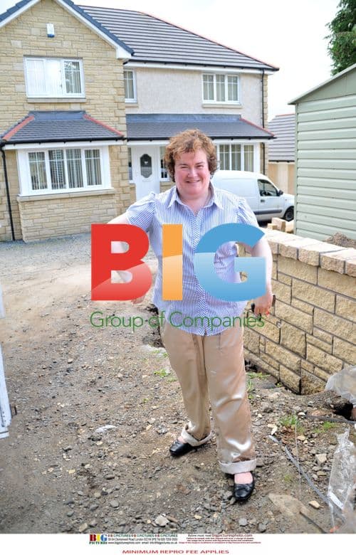 Susan Boyle Poses with Workmen