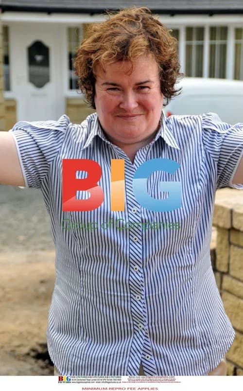 Susan Boyle Poses with Workmen