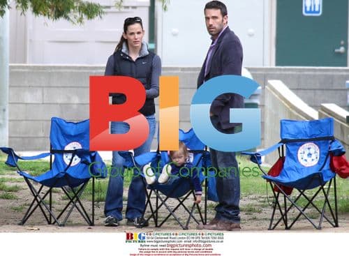 Ben Affleck and Jennifer Garner kiss at park