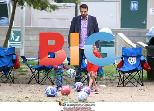 Ben Affleck and Jennifer Garner kiss in park