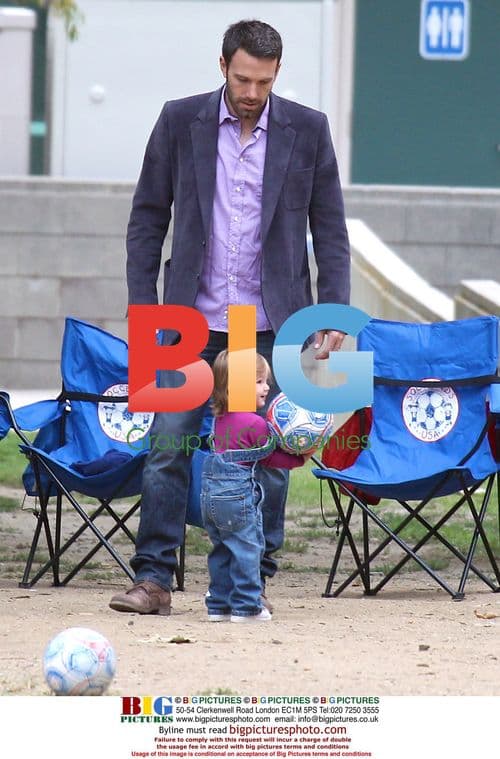 Ben Affleck and Jennifer Garner kiss at the park