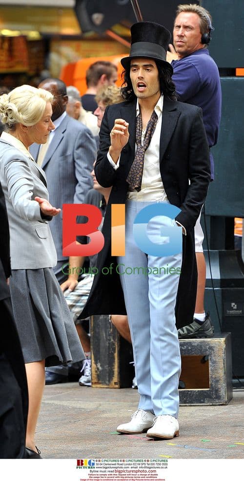 Russell Brand and Helen Mirren filming "Arthur" in NY