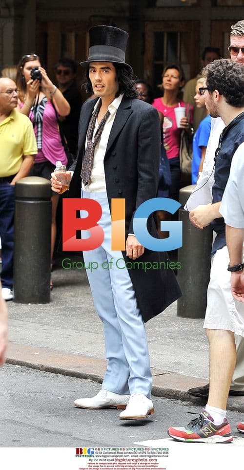 Russell Brand and Greta Gerwig filming "Arthur"