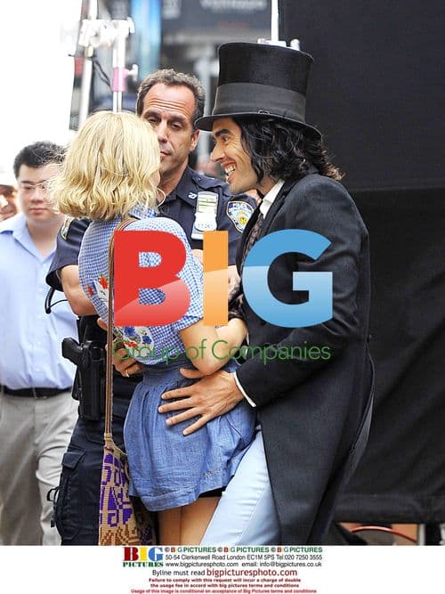 Russell Brand and Greta Gerwig filming "Arthur"