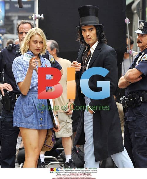 Russell Brand and Greta Gerwig filming "Arthur"
