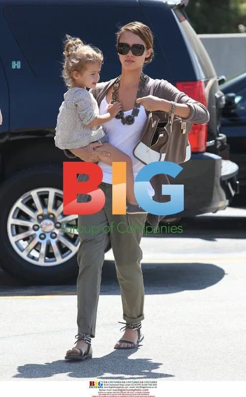Jessica Alba Shopping in Beverly Hills