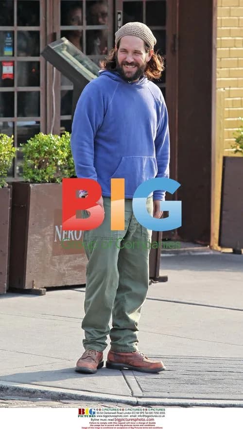 Paul Rudd on "My Idiot Brother" set
