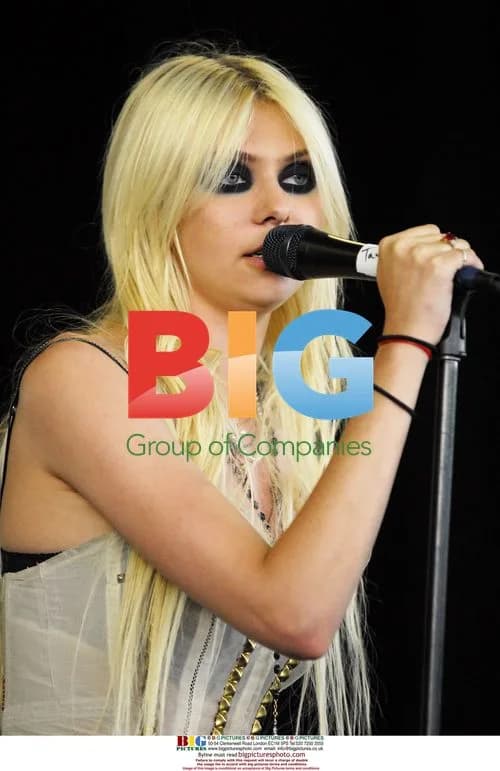 Taylor Momsen performs at Warped Tour