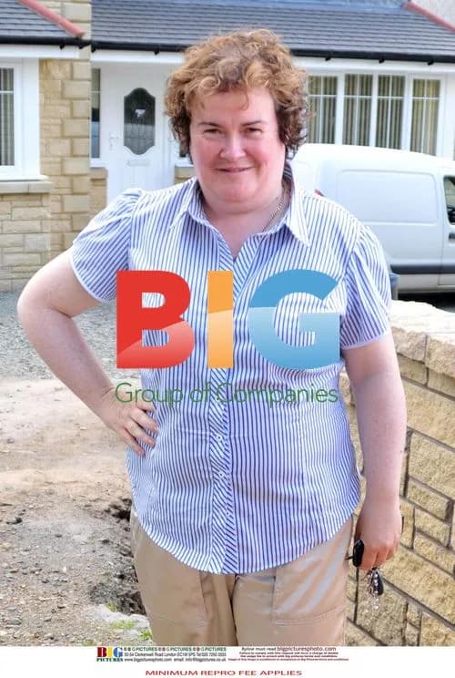 Susan Boyle Poses with Workmen