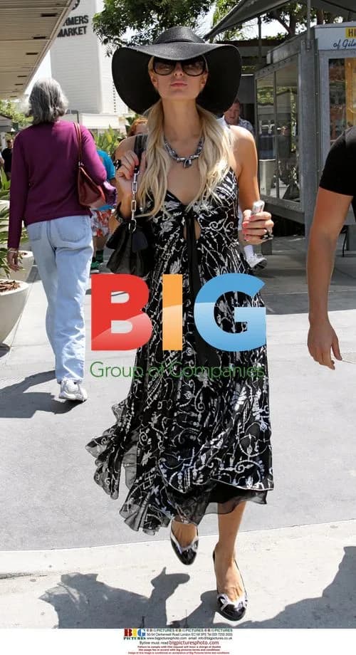 Paris Hilton Shopping with Boyfriend