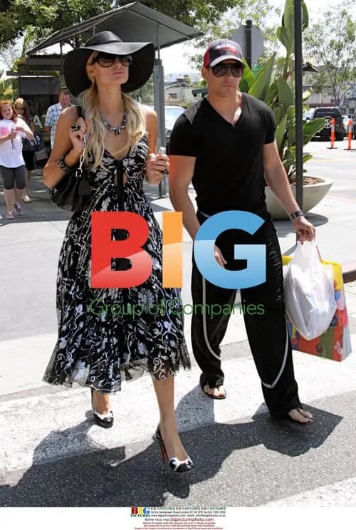 Paris Hilton spotted shopping with boyfriend
