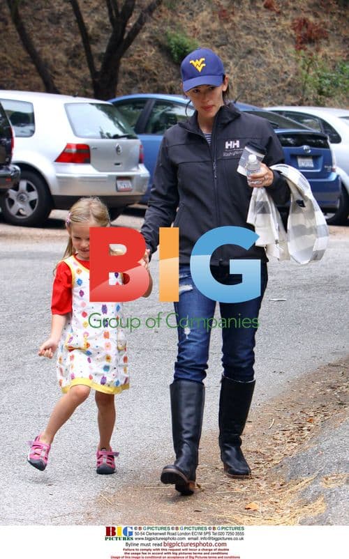 Jennifer Garner and Daughters Play Date