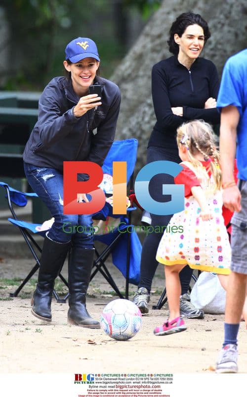 Jennifer Garner & Daughters\' Brentwood Play Date