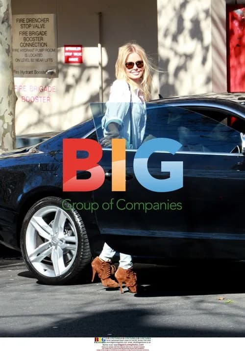 Lara Bingle Enjoys Sunshine in Kings Cross