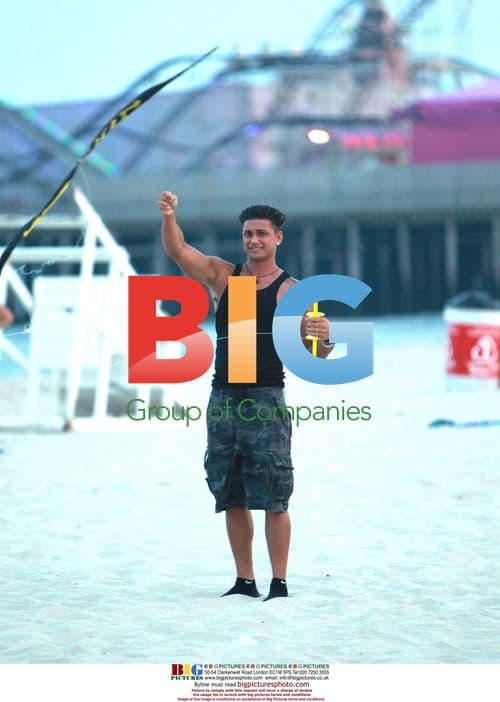 Pauly D and Vinny Fly Kites on Beach