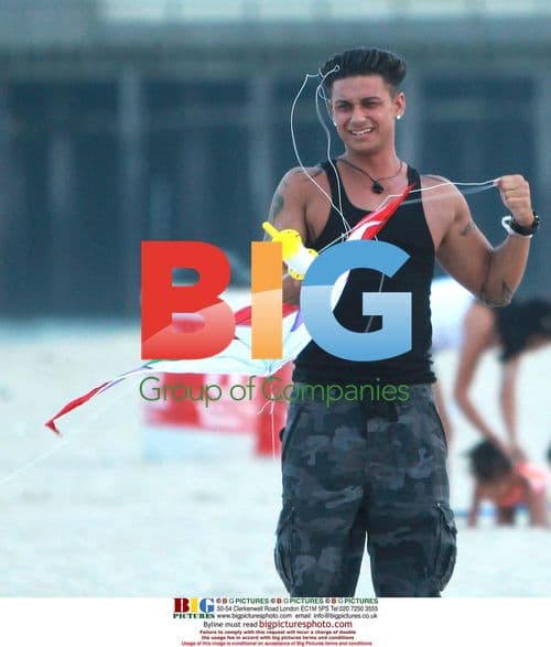 Pauly D and Vinny flying kites on Jersey Shore