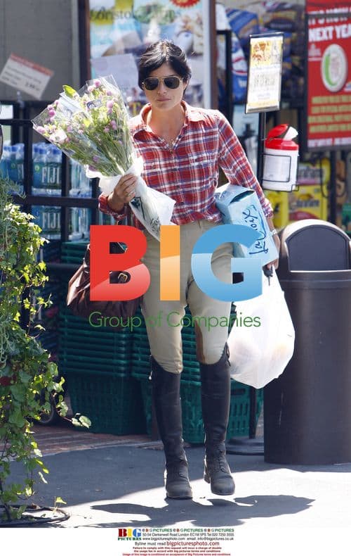Selma Blair Buys Bouquet at Bristol Farms