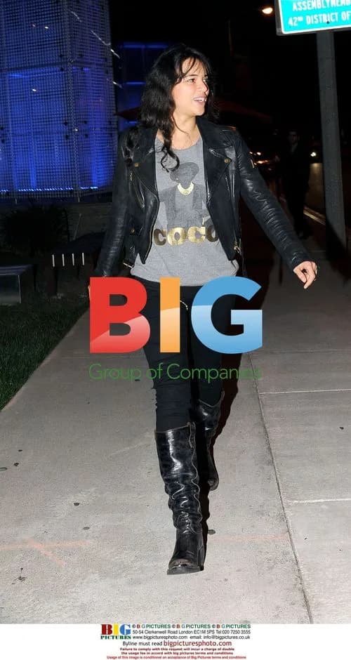 Michelle Rodriguez grabs dinner with friend