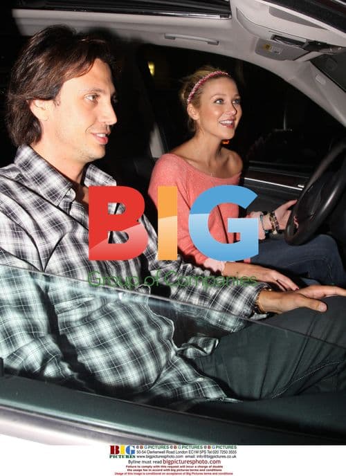 Stephanie Pratt Talks to Street Performer in Hollywood