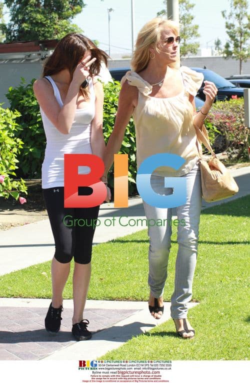 Dina and Ali Lohan Visit Lindsay Lohan in Jail