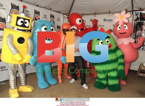 Blake Lewis Volunteers for Habitat for Humanity