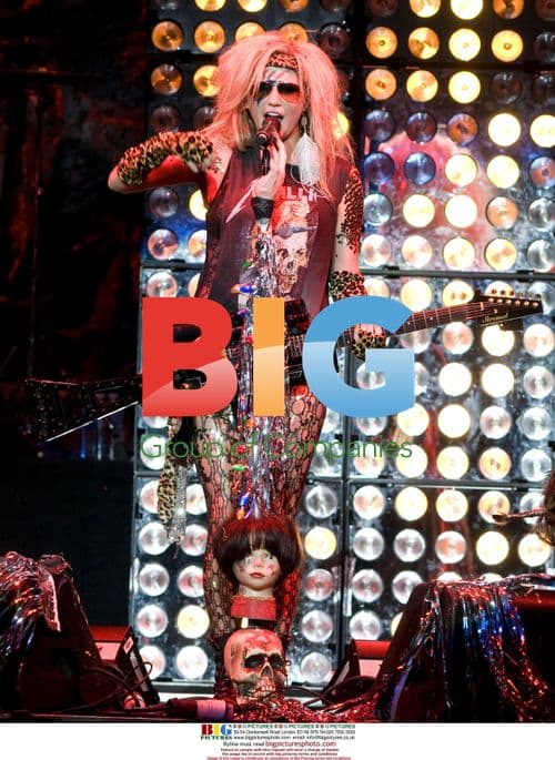 Kesha Performs at Rihanna Tour