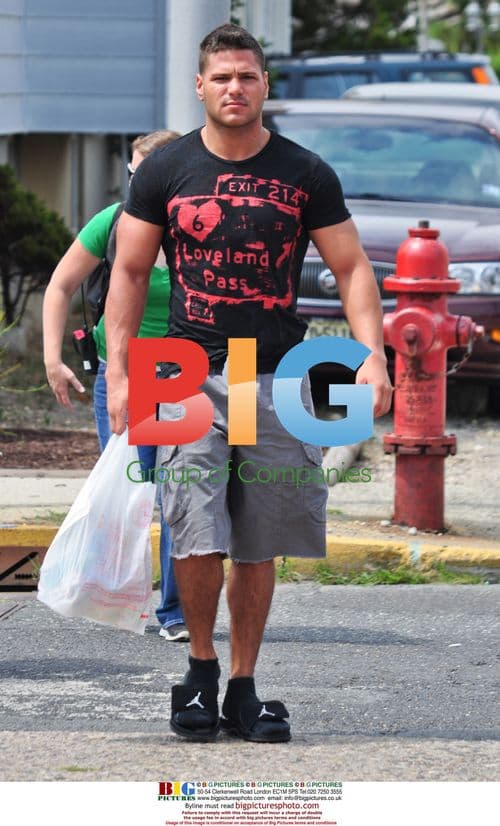 Ronnie Ortiz-Magro Grabs Snacks