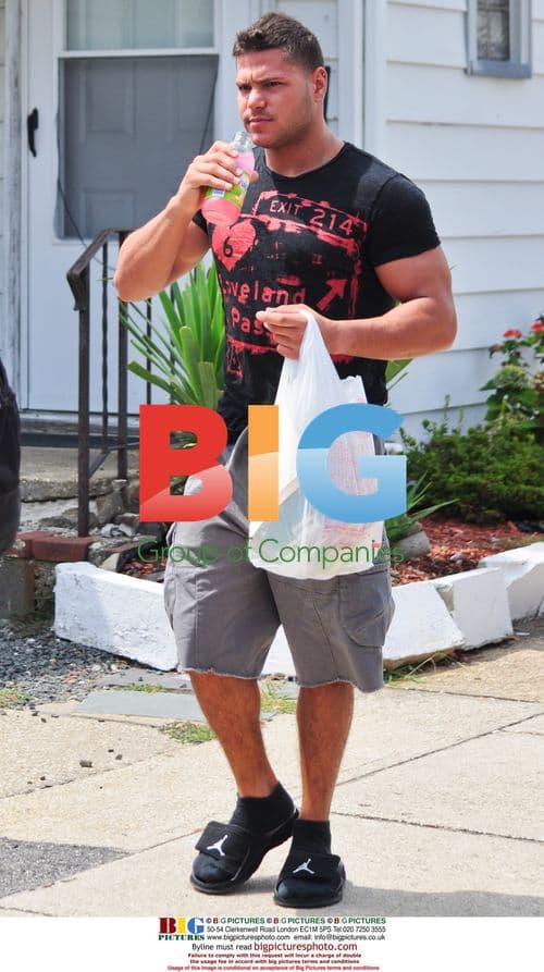 Jersey Shore Star Ronnie Grabs Snacks