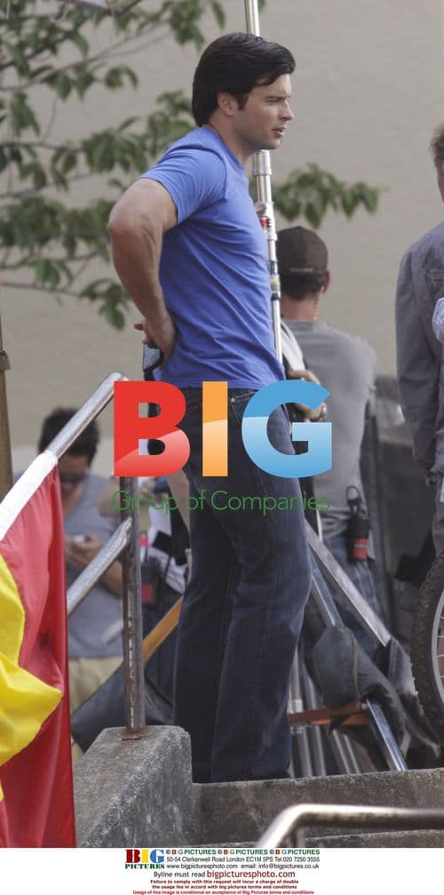 Tom Welling and Erica Durance on 'Smallville' set