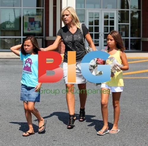 Kate Gosselin shopping with daughters
