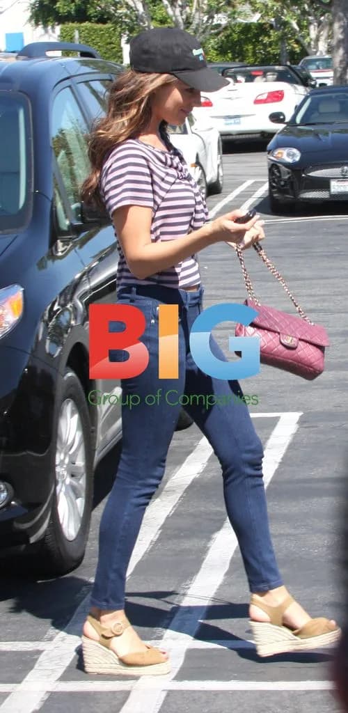 Kelly Brook Drinks Smoothie with Friends