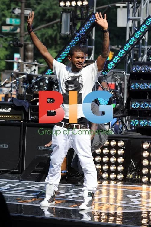 Usher Performs Live at 'Early Show' Plaza