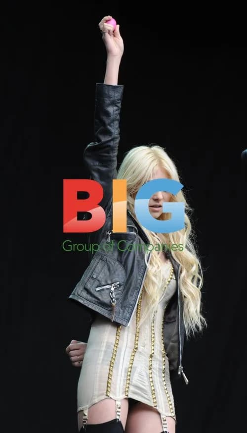 Taylor Momsen Performs at The V Festival