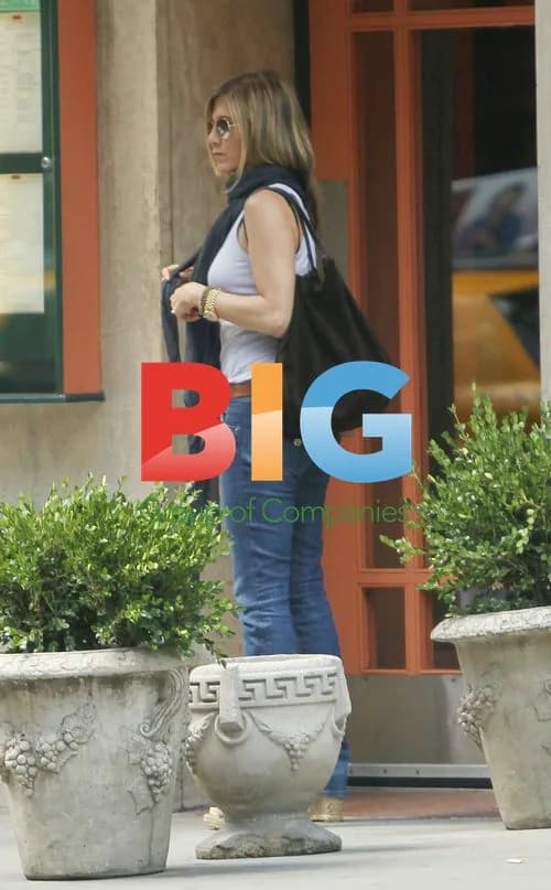 Jennifer Aniston leaves NYC restaurant