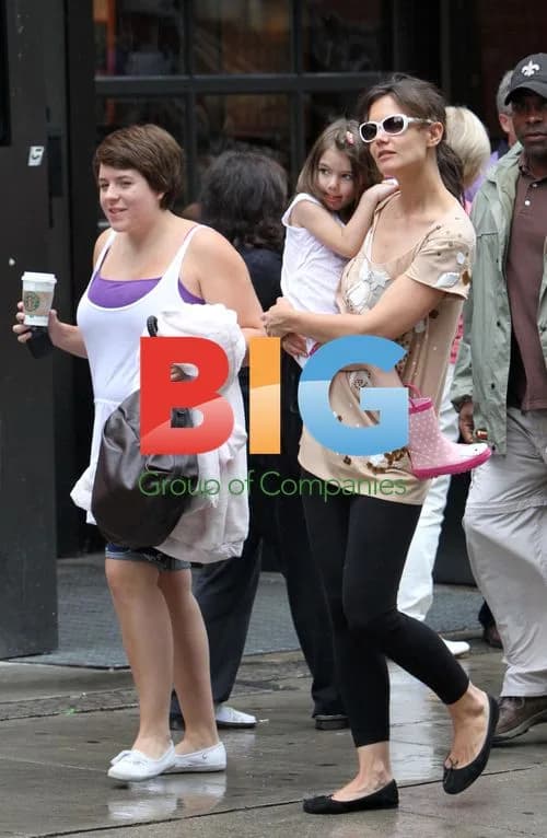 Katie Holmes and Daughters Enjoy Rainy Toronto Day