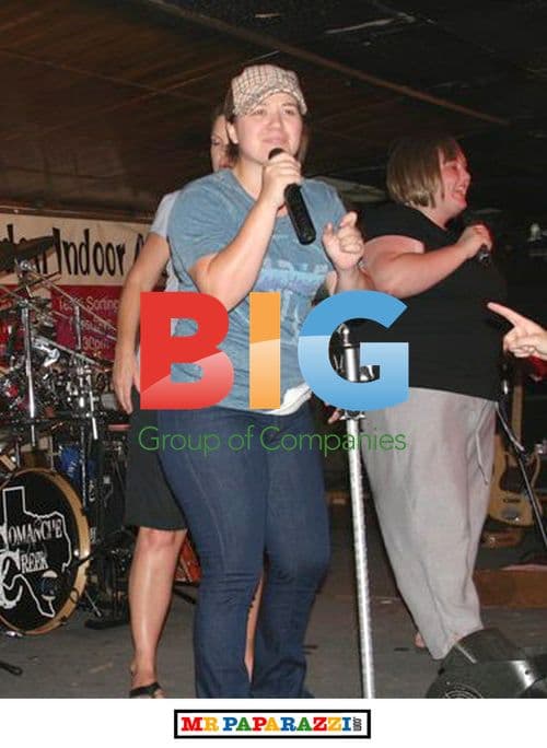 Kelly Clarkson Sings Karaoke in Texas