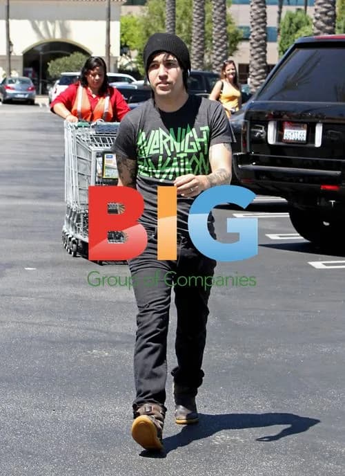 Pete Wentz Gives Food to Homeless