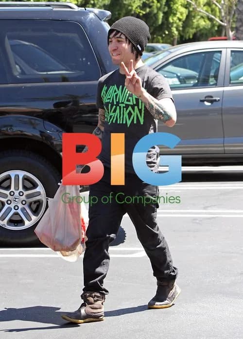 Pete Wentz Gives Food to Homeless Man