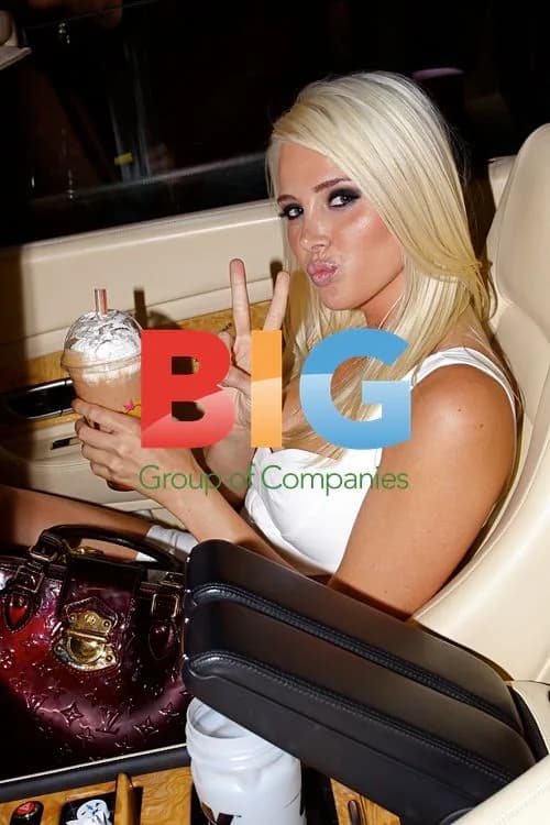 Karissa Shannon Gets Milkshake in West Hollywood
